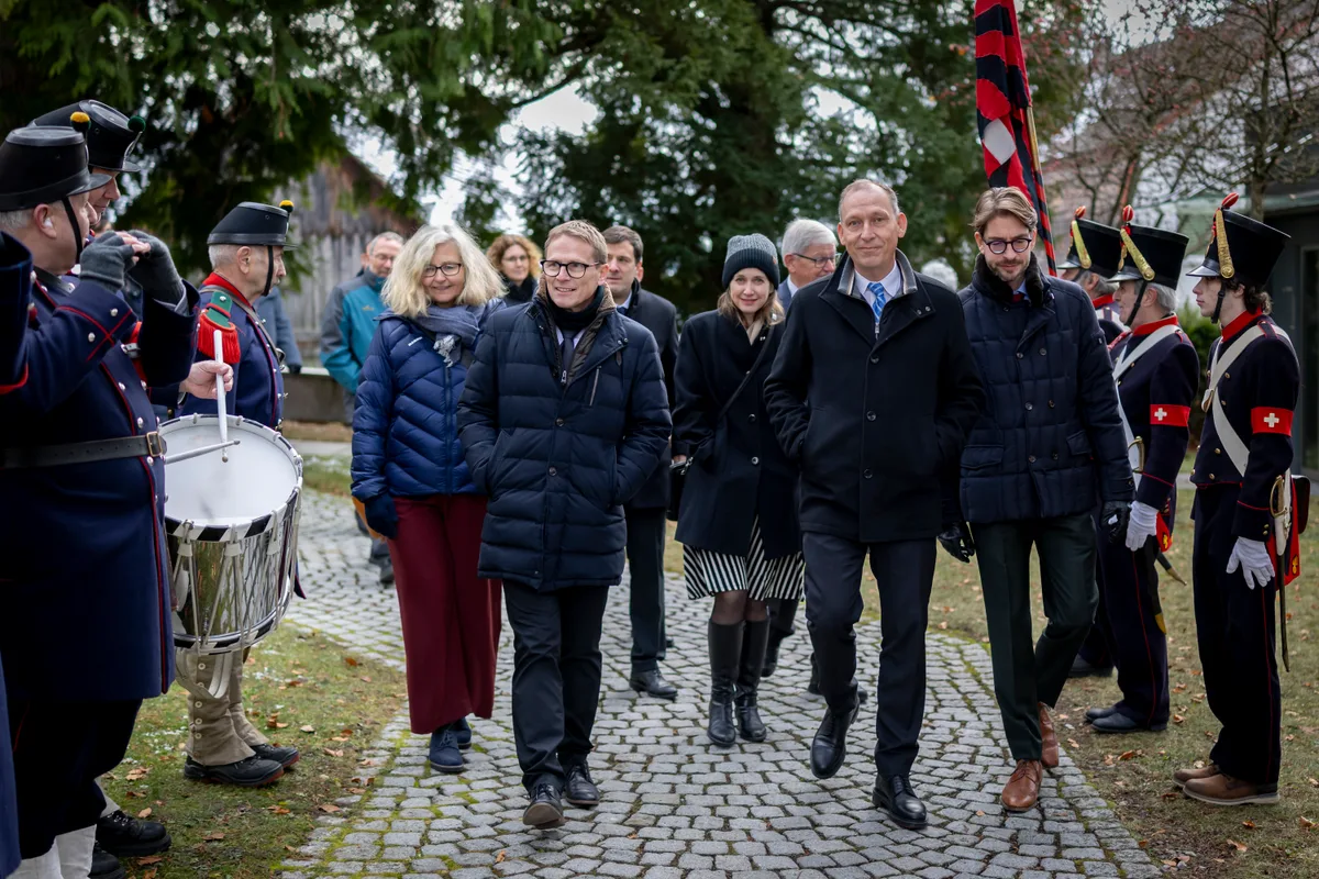 Die Ehrendelegation, unter anderen mit (vorne, von links): Stadtpräsidentin Barbara Thalmann, Vorredner Martin Hübscher, Hauptredner Thomas Zurbuchen und Christoph Keller, Obmann des Ustertags-Komitees. Man sieht die Ehrendelegation für den Ustertag zur Kirche schreiten.